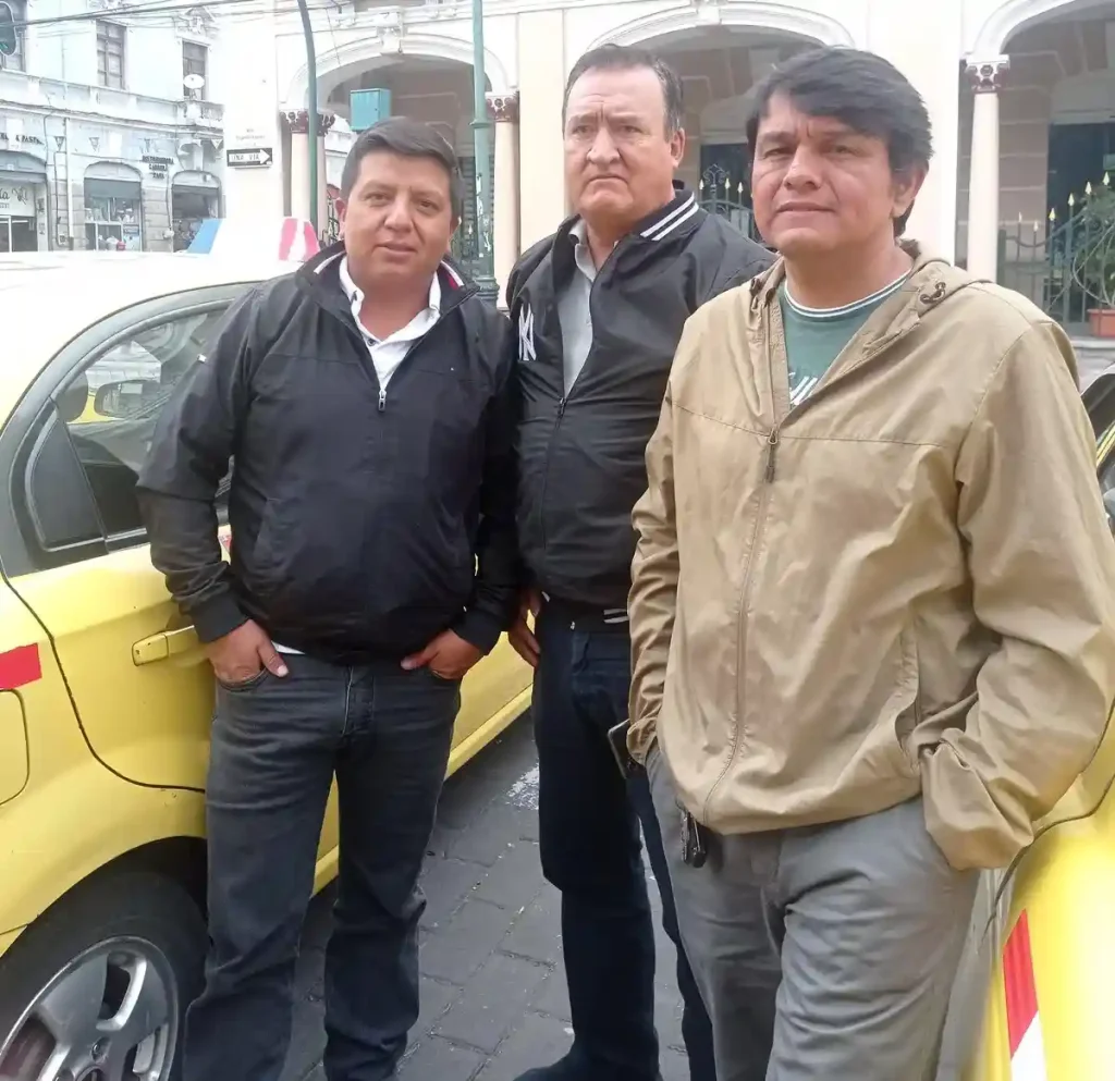 Varios taxistas de Riobamba desconfían de la palabra del Gobierno de Noboa con respecto a la compensación de la eliminación del subsidio.