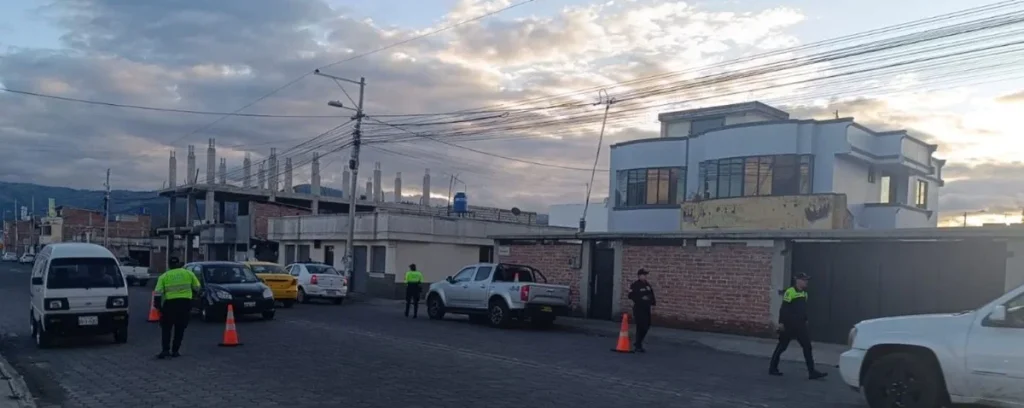 Las multas a los taxis piratas en Riobamba son ejecutadas a través de operativos planificados.