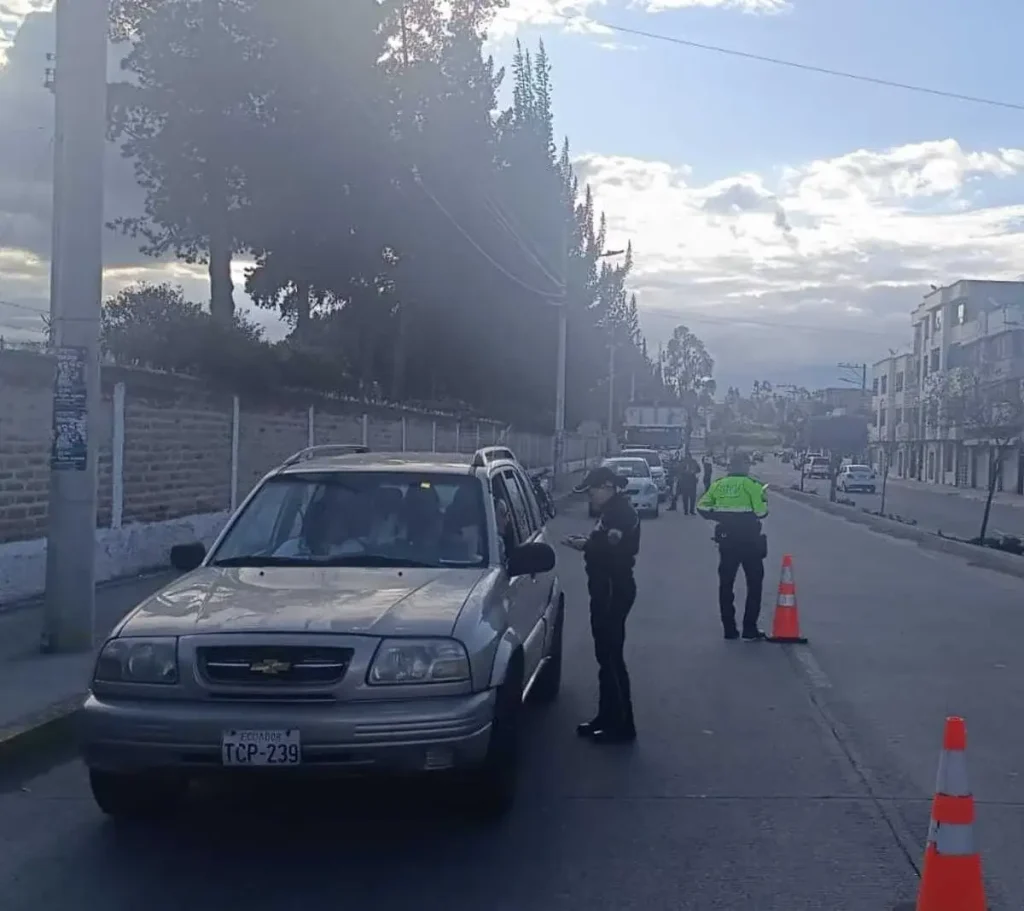 Las multas a los taxis piratas es de USD 920, los agentes de tránsito Riobamba realizan operativos constantes.