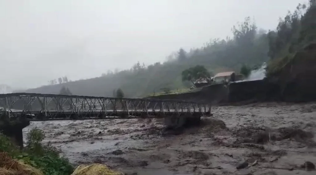 El puente de Palitahua en el cantón Penipe colapsó