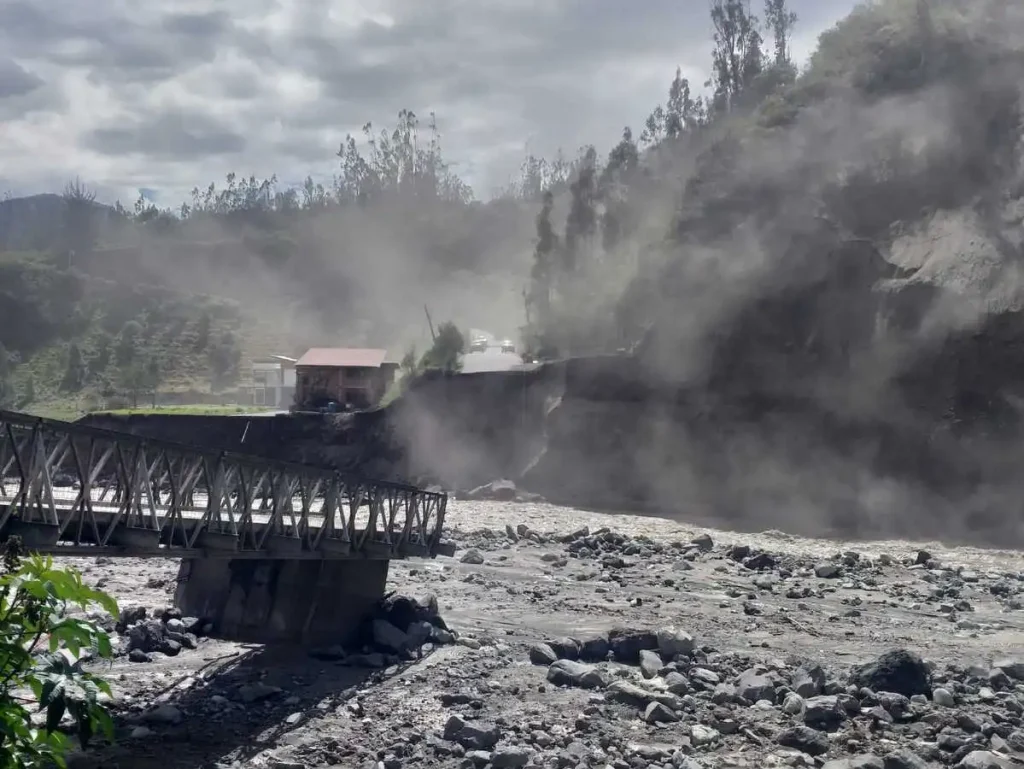 Puente de Palictahua afectado por deslizamientos de tierra.