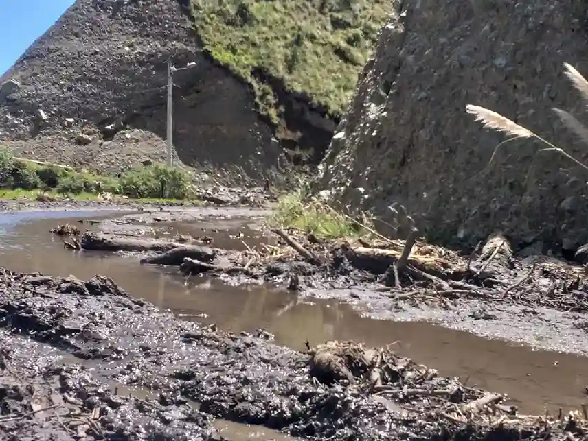 Las vías de Pungalá después del deslizamiento de tierra.