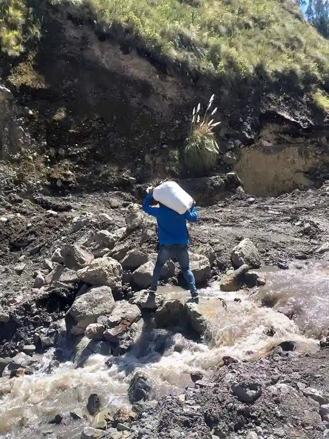 Habitantes del sector cruzan por encima de los deslaves.