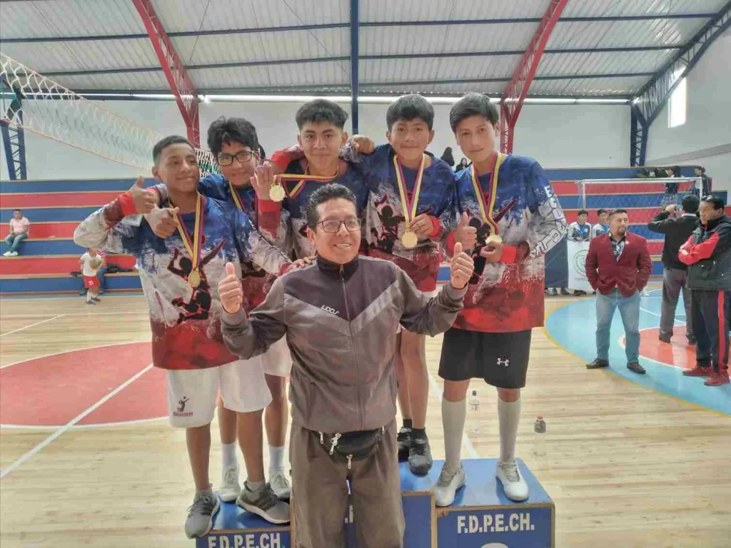 La Unidad Educativa Riobamba se consagró campeón del Torneo de Ecuavóley Estudiantil en la tercera categoría varones.
