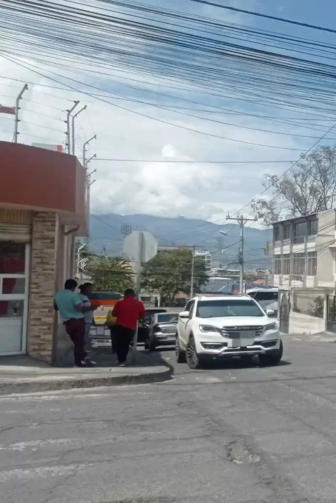 Los taxis piratas se llevan los pasajeros de buses que cubren la ruta Riobamba - Guaranda.