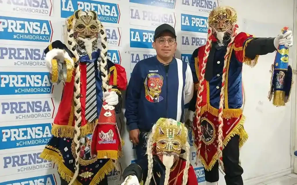 Bryan Lata, director de los Diablos de Lata junto a sus bailarines.