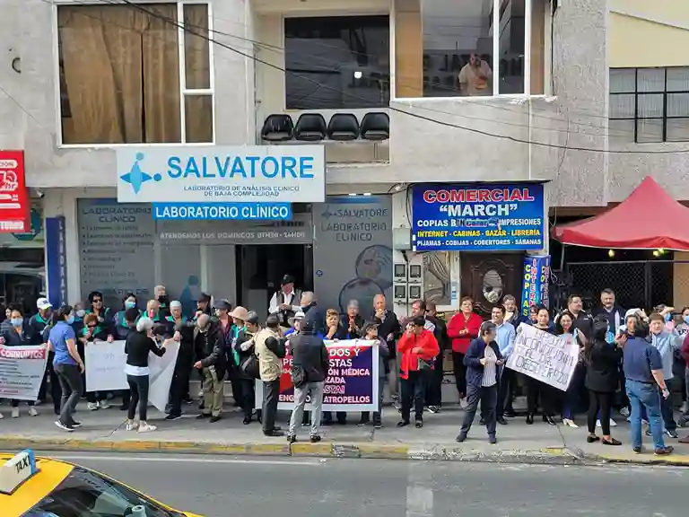 En el Hospital IESS hubo manifestaciones de jubilados de Riobamba. También participaron pensionistas y personal de salud
