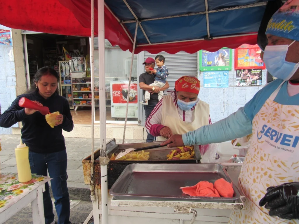 Las ricas hamburguesas en las afueras del colegio San Felipe Neri son tradicionales y a bajo costo. Atienden de lunes a viernes.