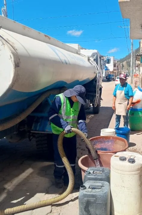 Colaboradores del Municipio Riobamba reparten agua potable en las comunidades.