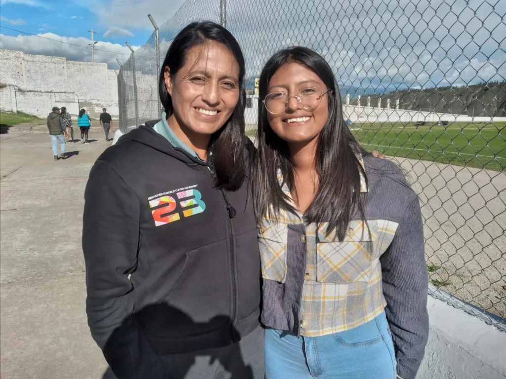 Madre e hija destacan como árbitros del fútbol ecuatoriano