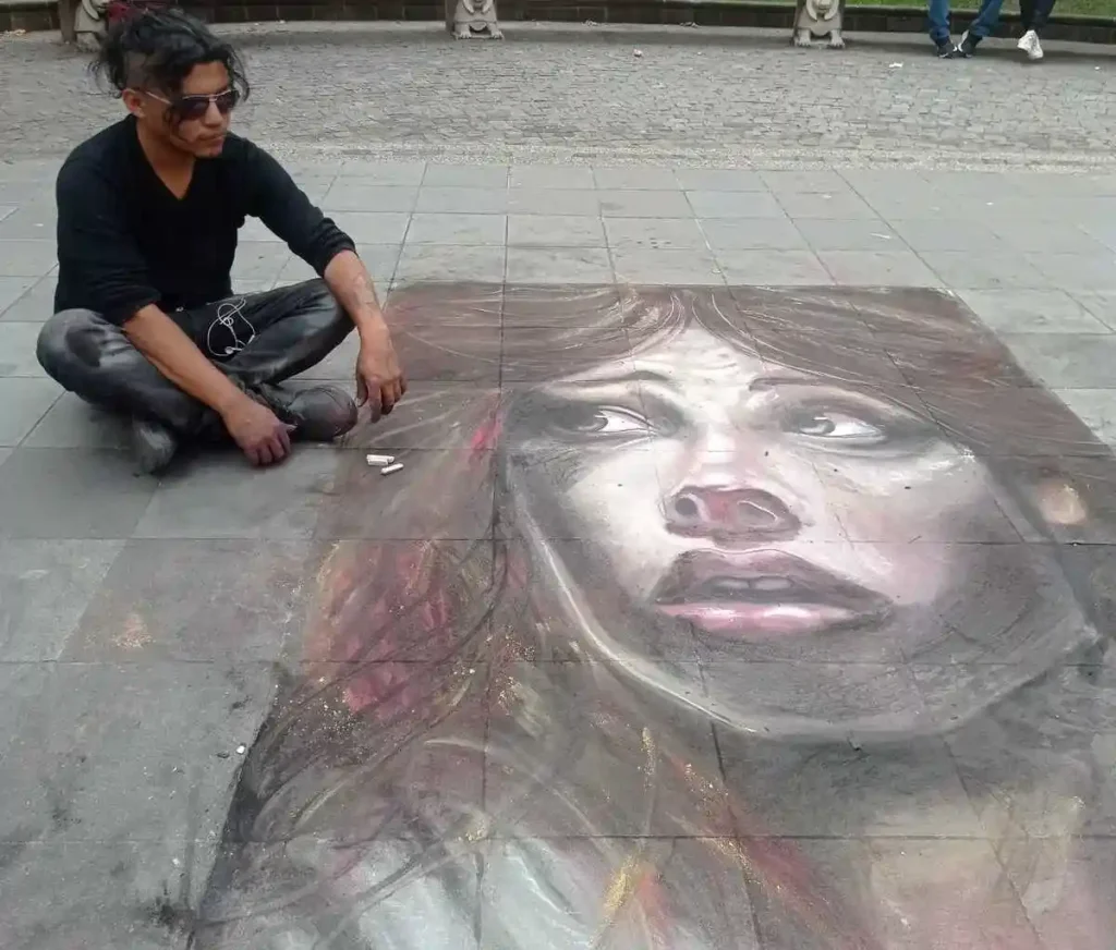 La ciudadanía se queda admirada con el arte que expresa @uzanza_1994 en las calles de Riobamba.