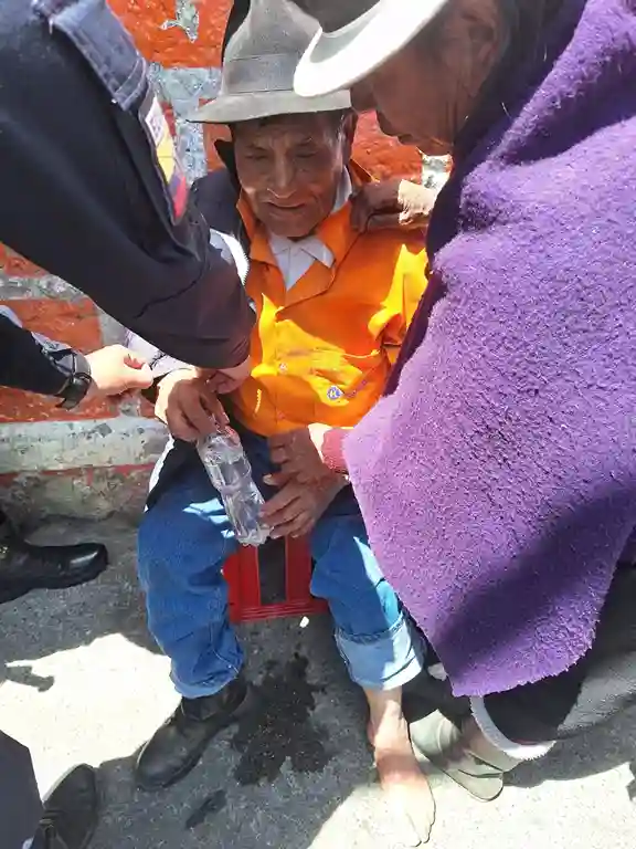 El adulto mayor fue auxiliado y acompañado en todo momento por su esposa