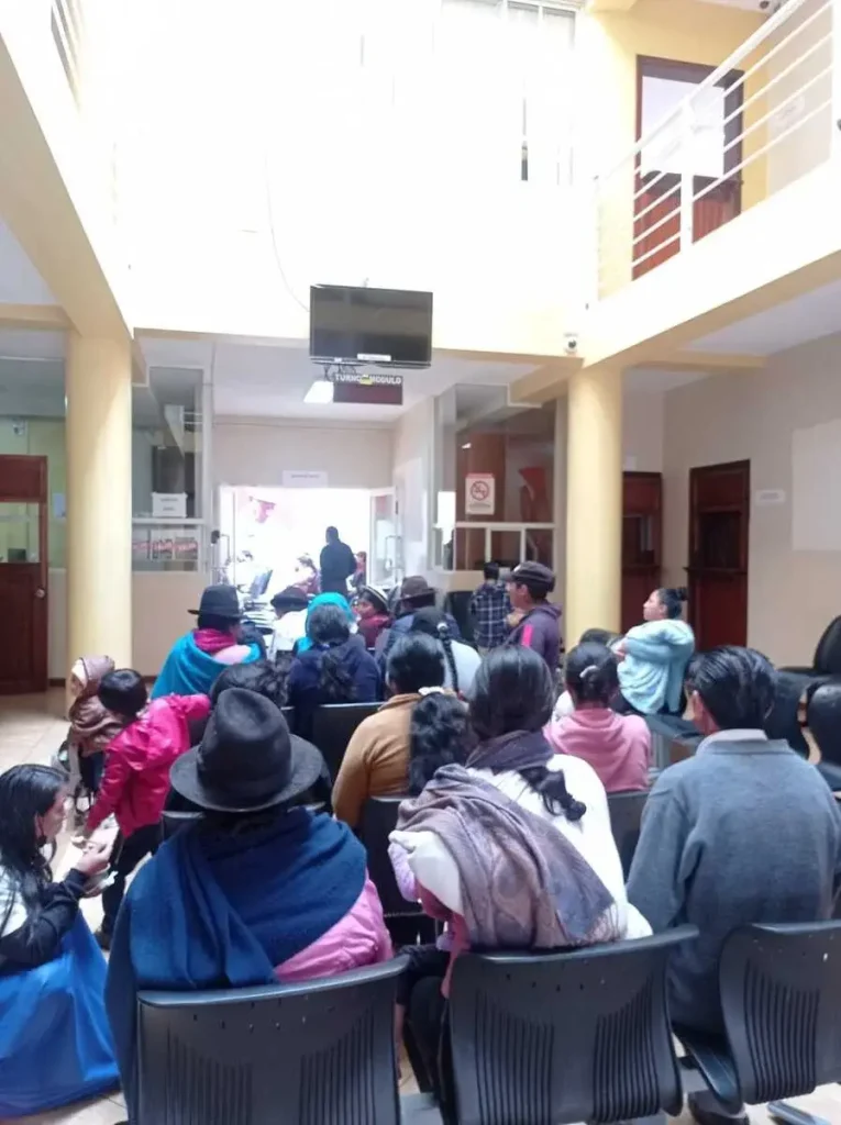 Personas se acercan la MIES para registrar sus cuentas bancarias y recibir el Bono de Desarrollo Humano.