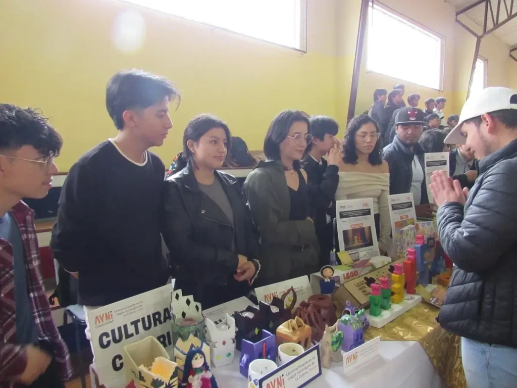 La Unach, a través de la carrera de Diseño Gráfico, organizó una feria para socializar los resultados de la investigación formativa.