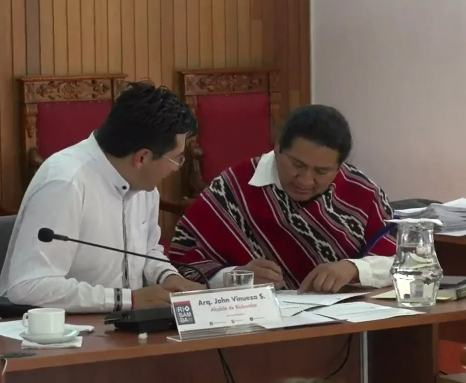 Firma de convenio entre el Municipio de Riobamba y la Junta Parroquial Cacha.