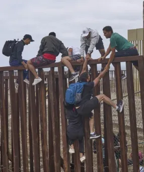 Hombre procesado en Fiscalía por tráfico ilícito de migrantes.