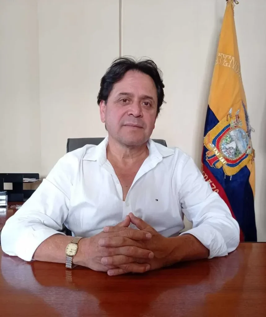 El intendente de Chimborazo Marcelo Mancheno realizó operativos e impuso multas a locales comerciales de Riobamba.