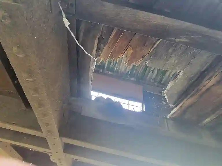 El presunto antisocial y sus amigos dfestruyó una parte del piso del ícono patrimonial para hacerlo su guarida