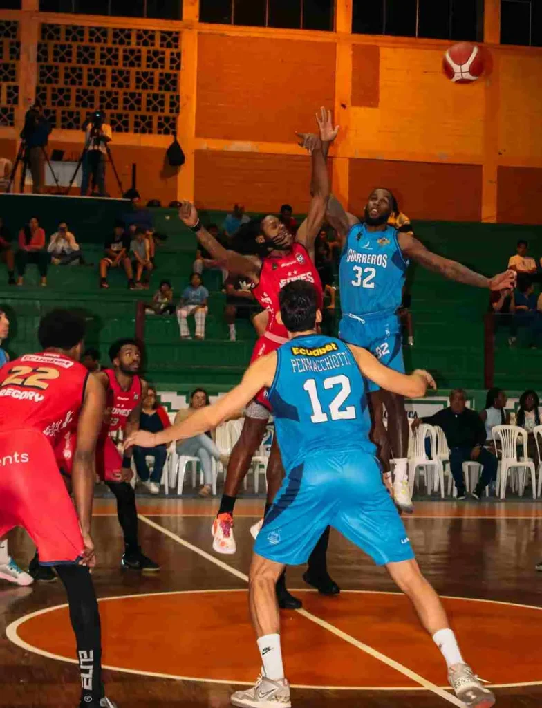 El equipo Leones RSC de Riobamba obtuvo una contundente victoria de 120-74 sobre CyC Manabí (Portoviejo) en el coliseo Teodoro Gallegos Borja de Riobamba.