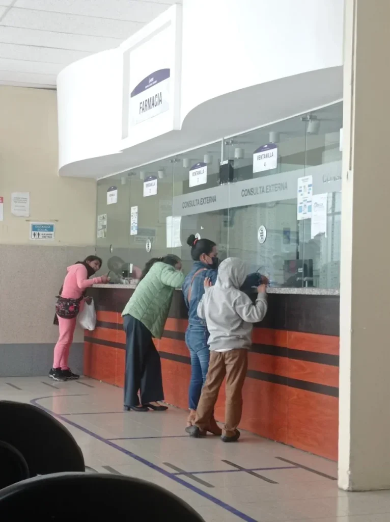 El Hospital del IESS Riobamba presenta una seria escases de medicamentos para los ciudadanos.