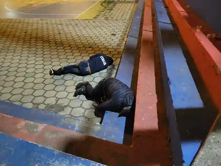 Un hombre muere a causa del alcohol. Estaba libando copiosamente con un "amigo", en unas canchas frente al redondel del Libro