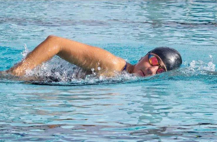 La deportista Marissa McAuliffe, riobambeña de corazón y estadounidense de nacimiento, cumplió un reto personal y nadó el Canal de la Mancha.