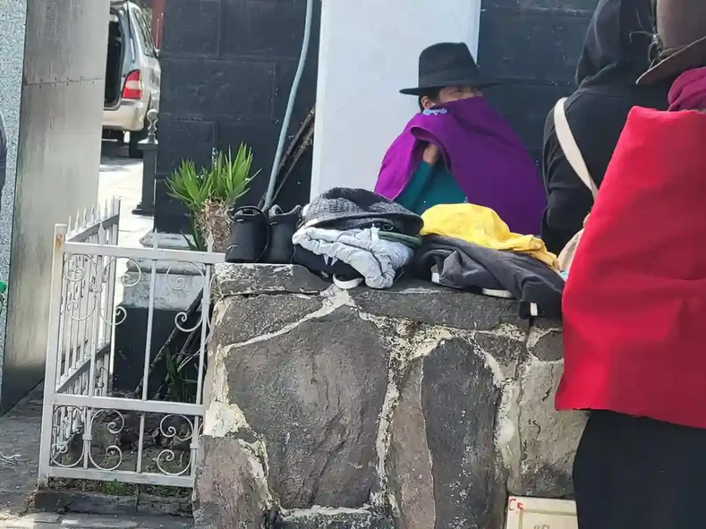 Mientras preparaban las últimas paraditas de ropa para vestirlos, exigían justicia para la familia