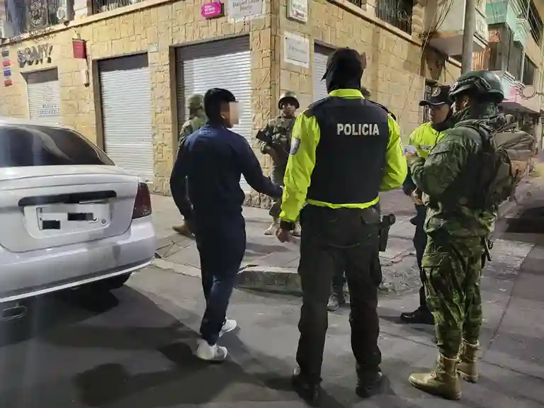 Efectivos militares, de la Policía Nacional e Intendencia en operativo de control desarrollado en la plaza Alfaro. Hubo varias novedades