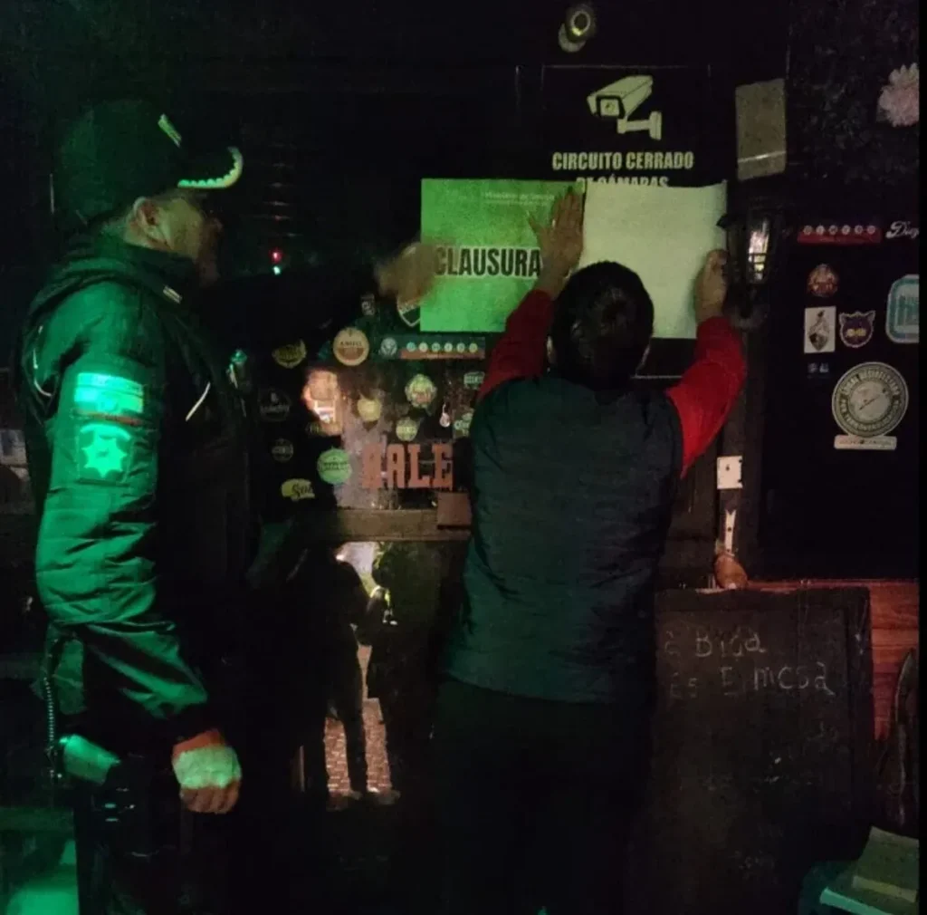 Dos locales comerciales fueron clausurados en Riobamba.