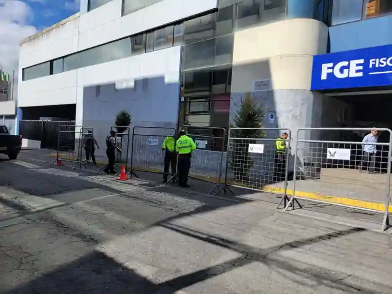 Policía Nacional colocó vallas en los exteriores de la Fiscalía de Chimborazo