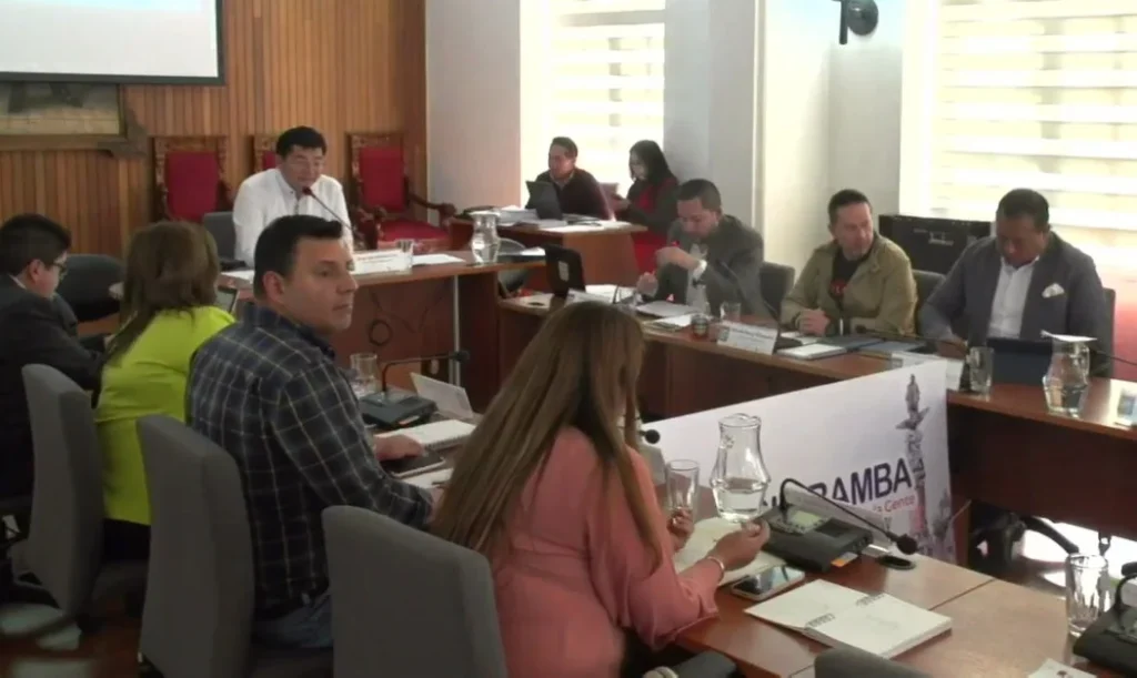 Durante la Sesión de Concejo del Municipio Riobamba se firmó el convenio con las juntas parroquiales.
