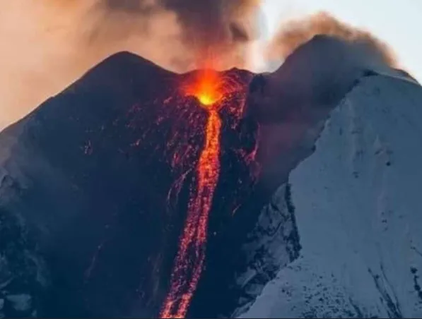 Hoy se registra bramidos y ceniza en el Volcán Sangay.