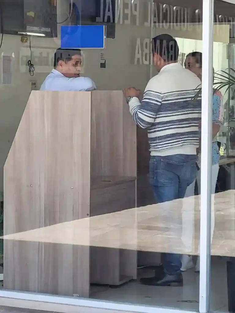 David pidió al secretario del juzgado una explicación de por qué no se le dio una copia de lo actuado