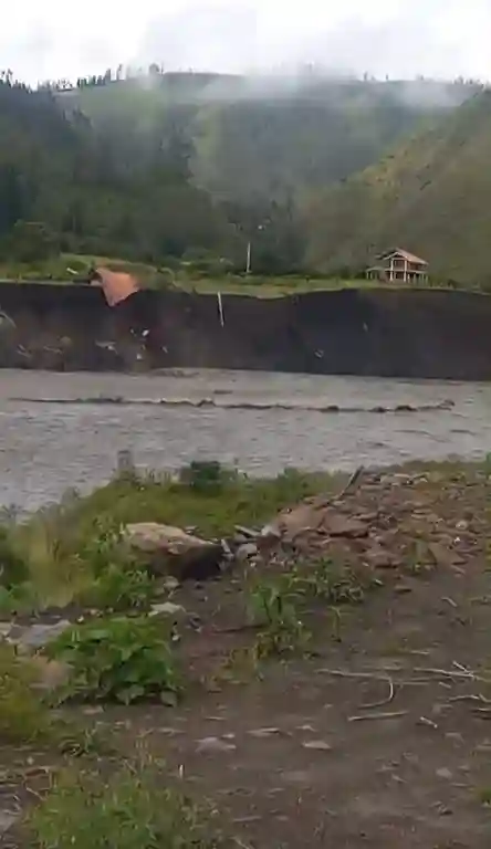 Varias casas en el cantón Penipe corren riesgo de caer por río. Autoridades no hacen nada para atender el problema