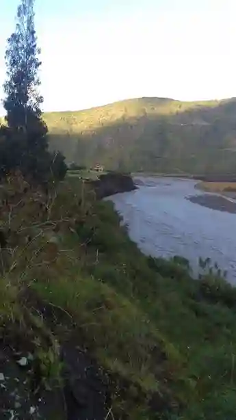 "El río quedó por dónde estaba nuestro terreno. La parte fina que se ve es la qué por donde antes pasaba el río"