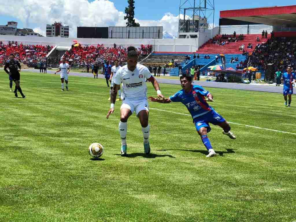 Jugadas durante el partido Olmedo vs Daquilem
