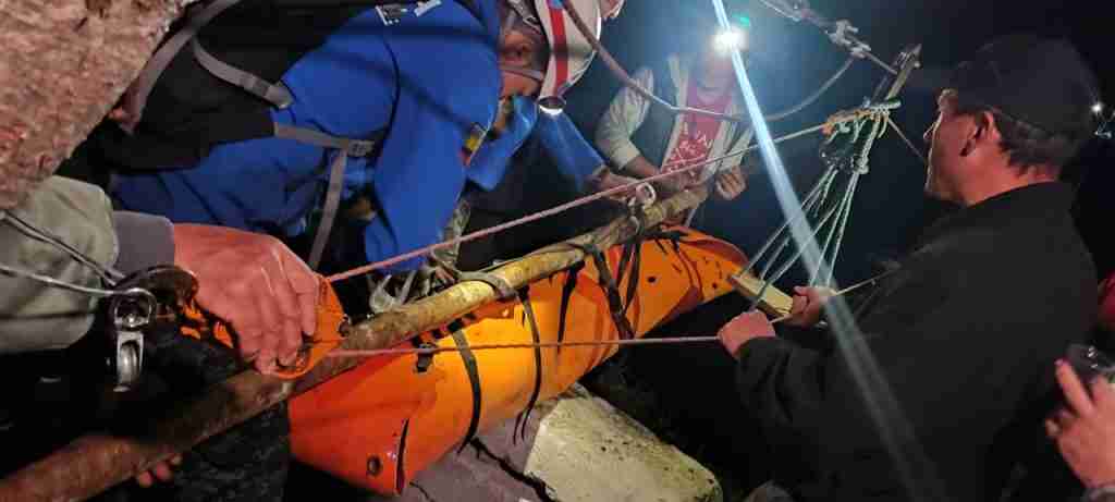 Rescatistas y miembros de la comunidad realizaron un arduo esfuerzo para recuperar el cuerpo de la deportista Mishell Sánchez Haro en una zona de difícil acceso en los páramos de Penipe, Chimborazo.