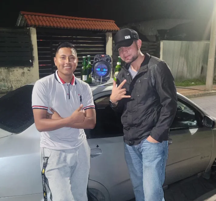 Wilson A. con su amigo. Policía Jhony Barahona.Mujer mató a su hermano con un cuchillo en Pallatanga