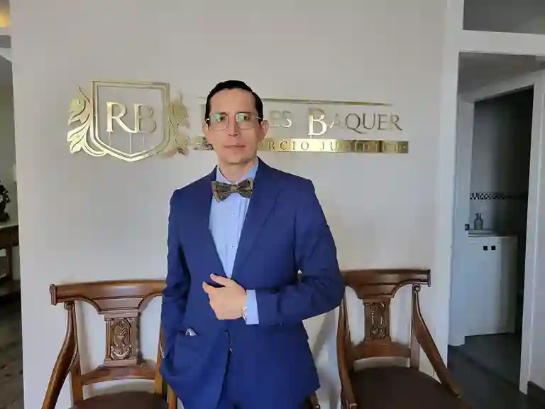 César Robles, abogado defensor de quien guiaba el bote