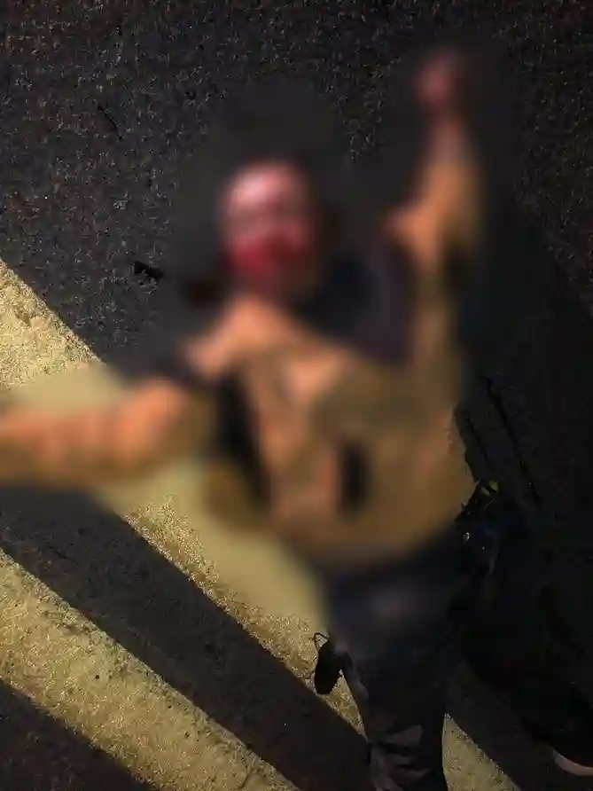 Personas que se acercaron a curiosear dijeron que del cuerpo de la víctima emanaba un fuerte olor a licor