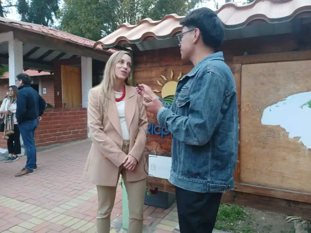 La candidata a la Presidencia del Ecuador compartió una charla con jóvenes de Chimborazo.