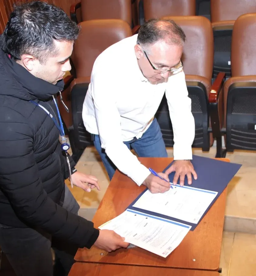 Políticos aceptaron sus precandidaturas y entregaron Documentación en el CNE Chimborazo.