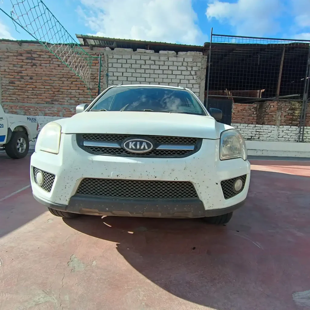 Este automóvil Kia también fue detenido para investigaciones