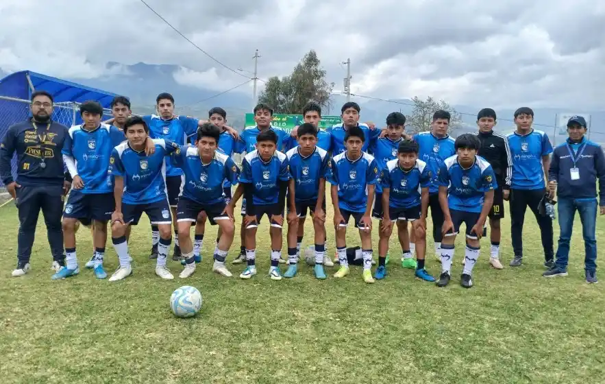 Jugadores y entrenadores de Minga Fútbol Club en Riobamba.