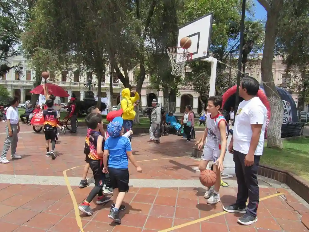 John alcalde de Riobamba promueve el deporte en los parques de la ciudad, empezó en el parque Maldonado para reactivar el centro histórico.