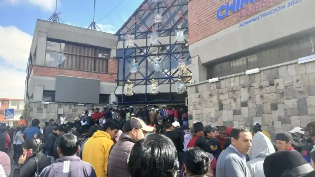 En la Prefectura de Chimborazo se reunieron personas de diversas parroquias para pedir obras.