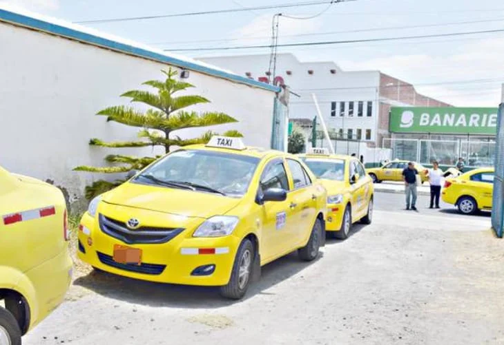 Municipio Riobamba aprueba el plan piloto de la App Bacheobamba con los taxistas de la ciudad.