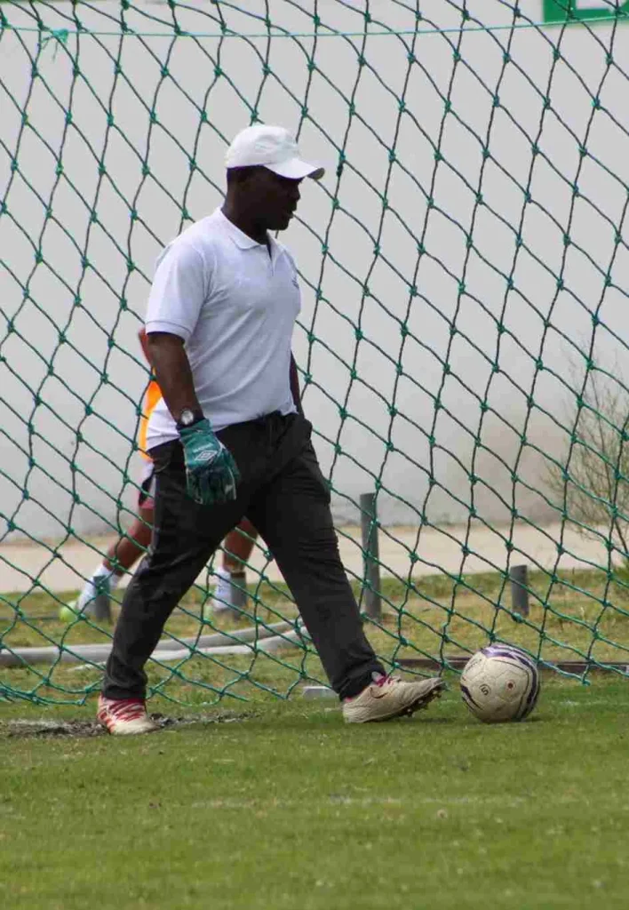 ‘Mike Tyson’ es preparador de arqueros de Sonorama FC en sus tiempos libres y Agente de Control del Municipio de Riobamba.