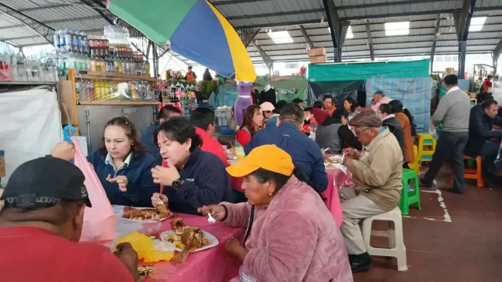 Los clientes van al mercado semana a semana a servirse las corvinas fritas