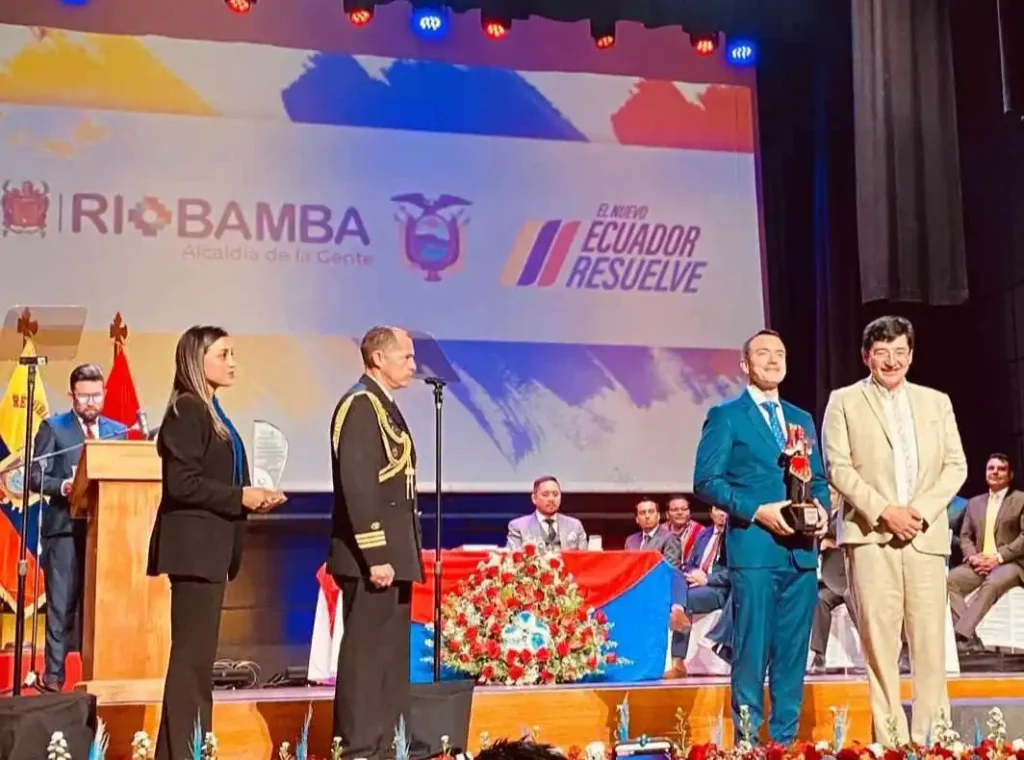 Municipio Riobamba firmó convenios con Solca y la EERSA en presencia de Daniel Noboa.